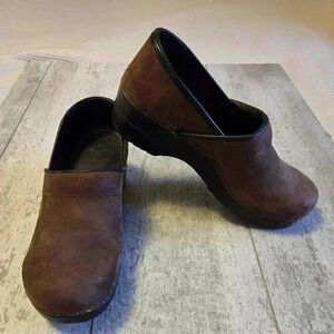 SANITA BROWN CLOGS. SIZE 40.